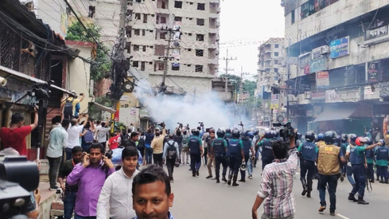 চট্টগ্রামে শিক্ষার্থী-পুলিশ সংঘর্ষ, টিয়ারশেল নিক্ষেপ