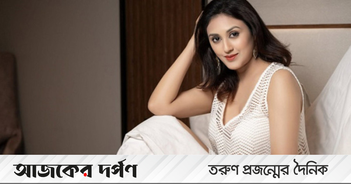 Qattiq Osiyo teshigida katta dick