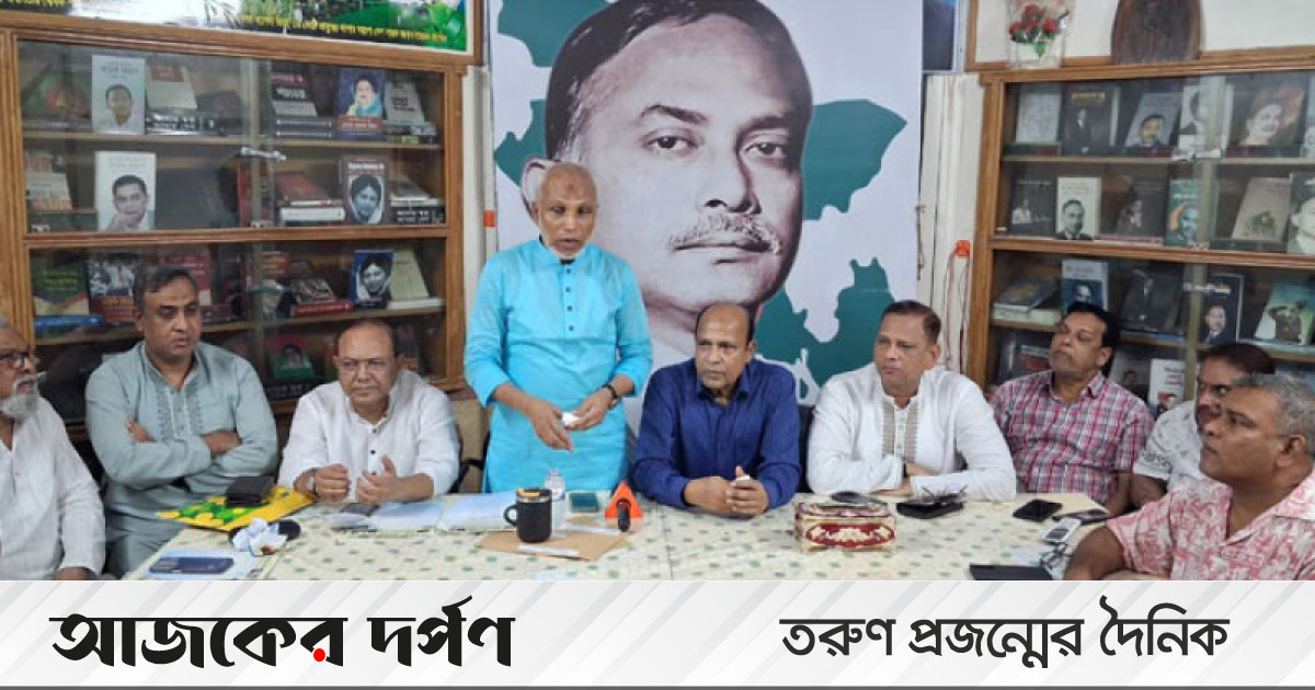 Guruh anal jinsiy aloqa porno video Bikini fotosuratida tort oyoq ustida turish